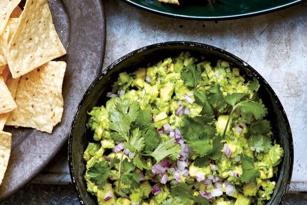 guacamole - 5 healthy snacks for the pregnant mom - mama bird box - gifts for pregnancy